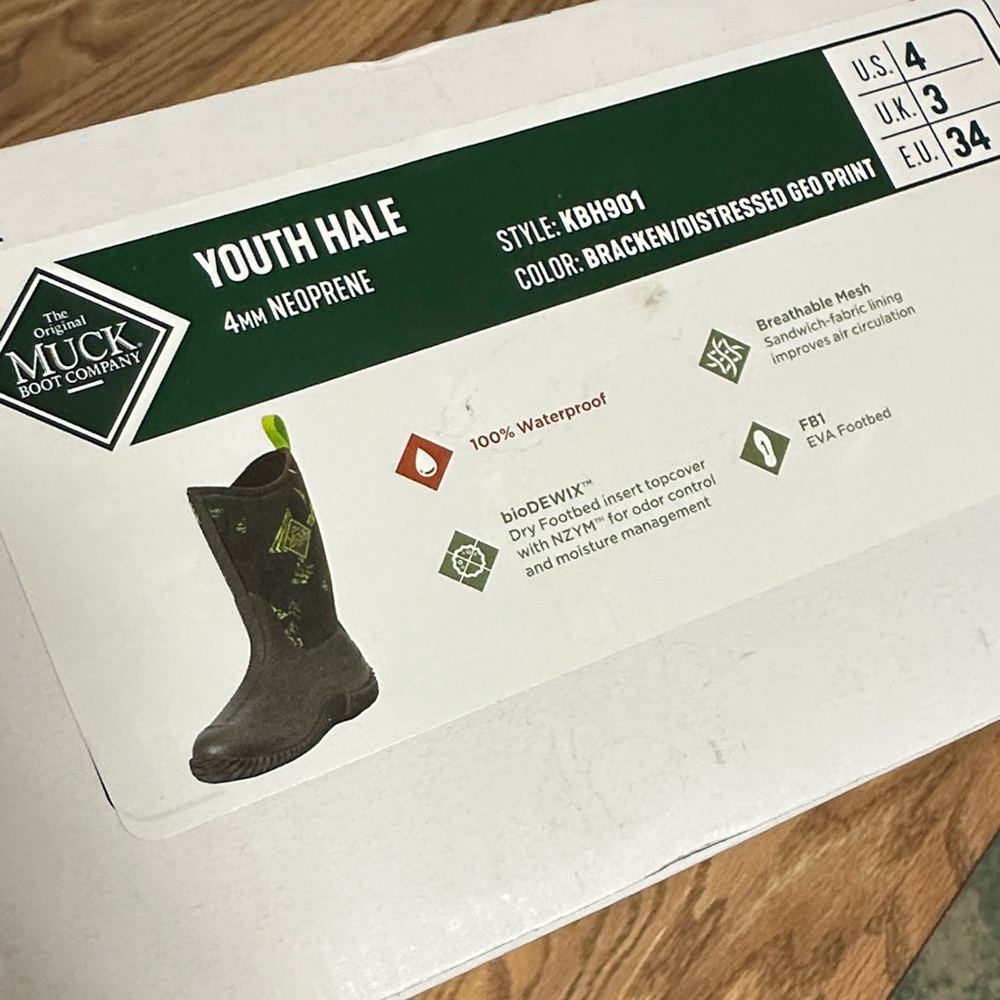 Muck boots Youth Hale sz 4 boots